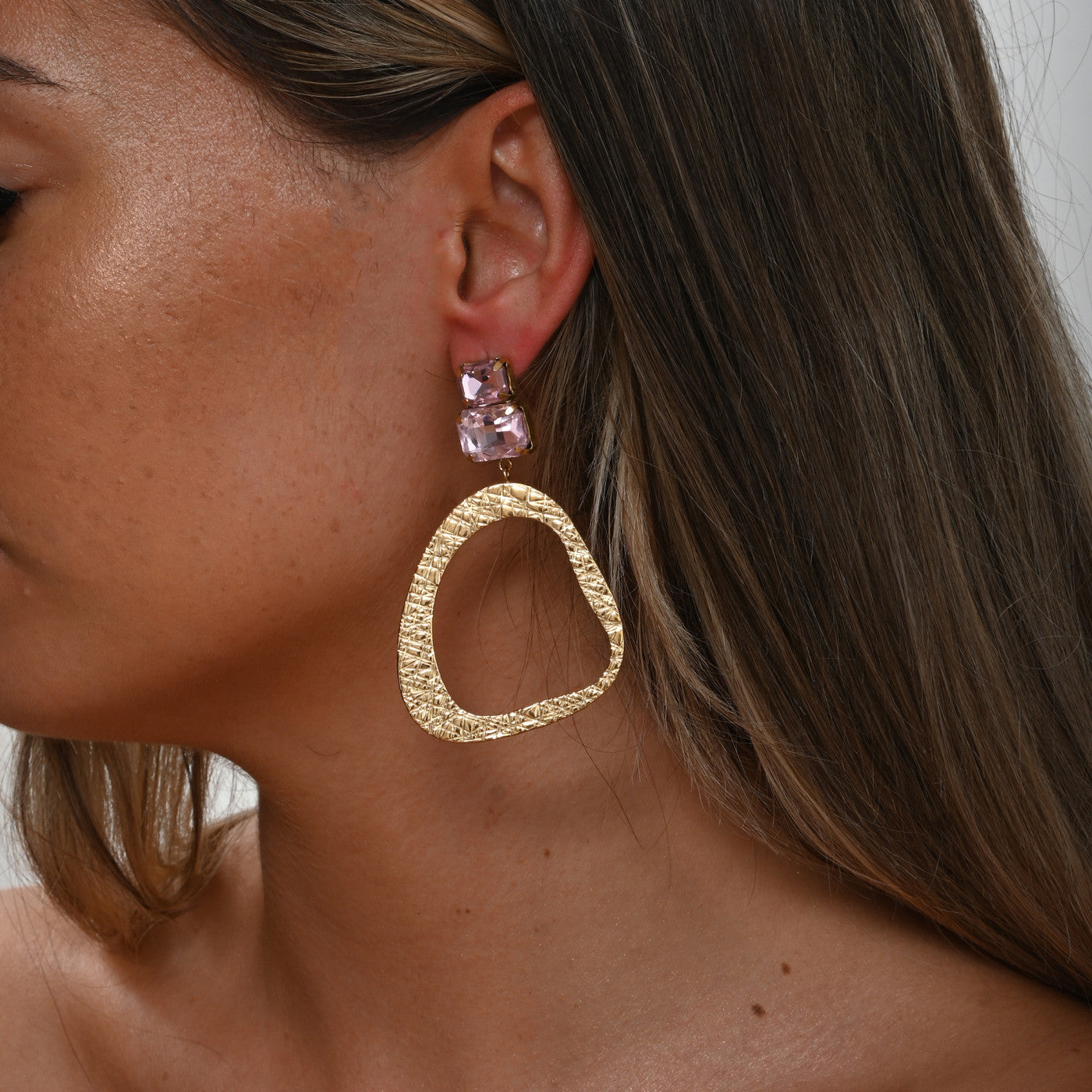 Brinco Oval com Textura e Pedra Rosa | Aço Inoxidável