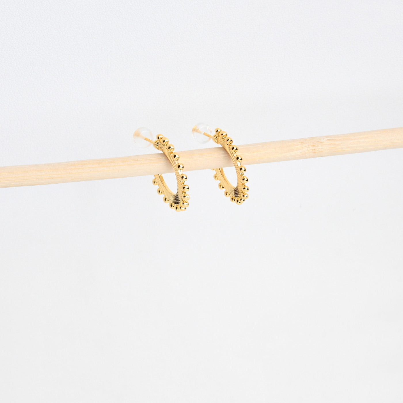 Argola com Textura e Bolinhas | Semijoia