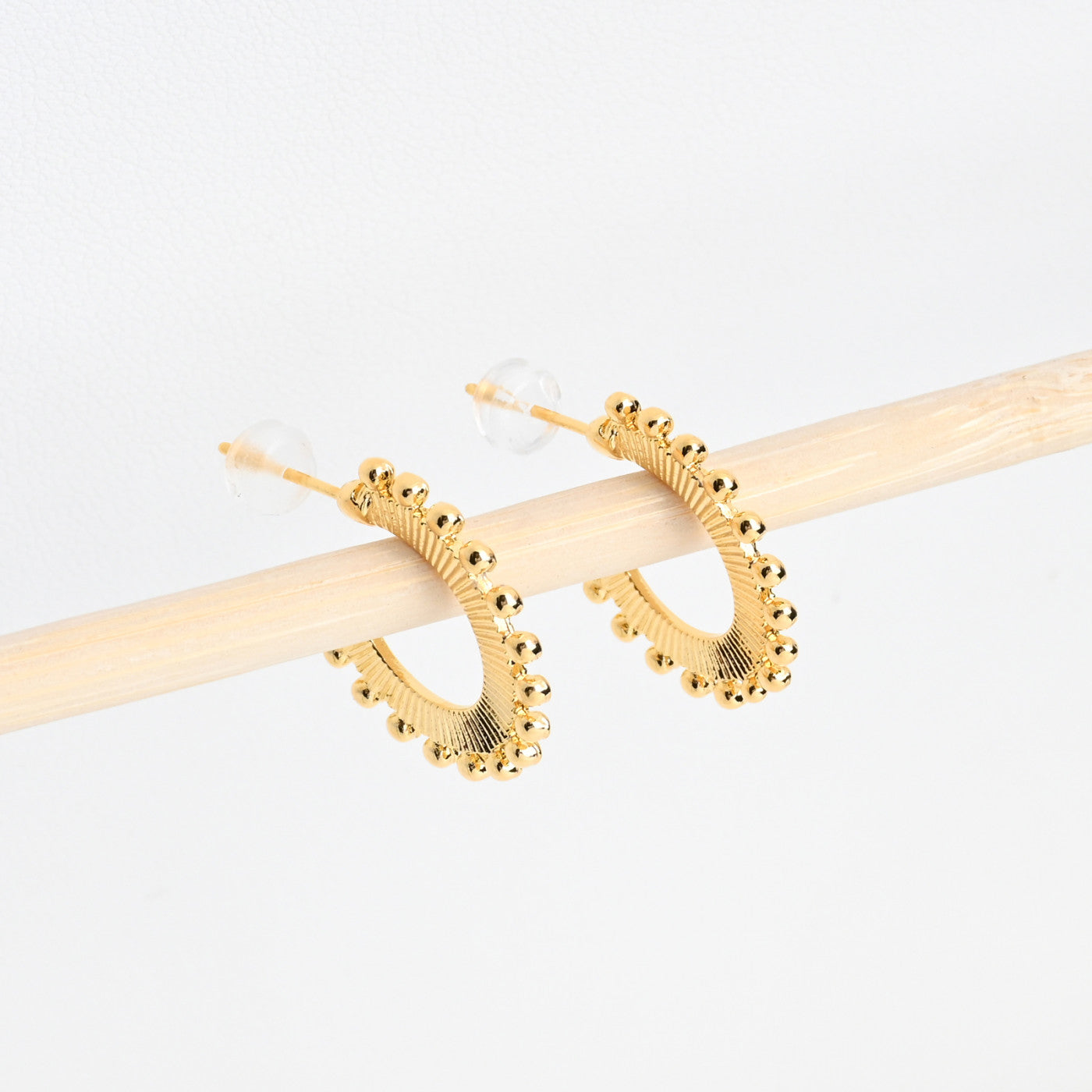 Argola com Textura e Bolinhas | Semijoia